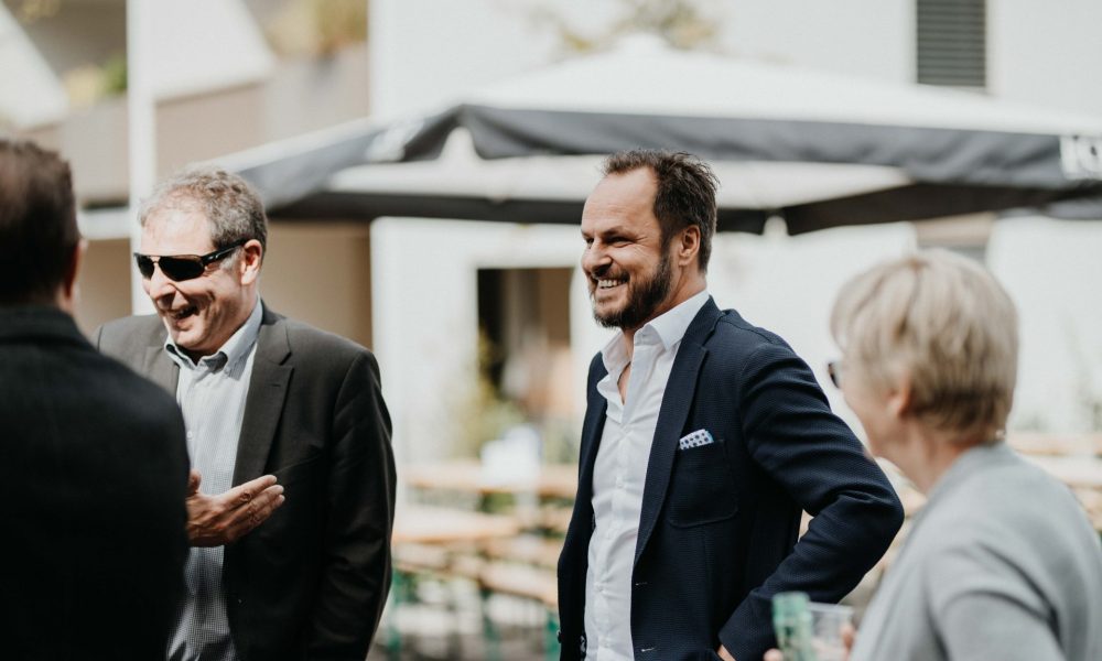 Alexander Wolf, GF ZIMA Tirol im Gespräch mit Gästen des ZIMA Sommerfests in Schwaz