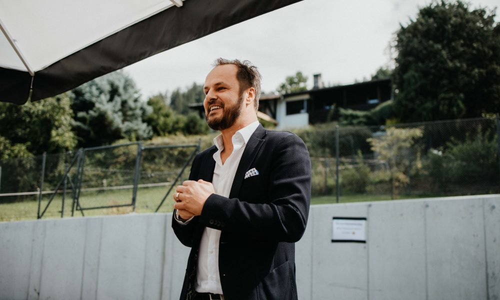 Alexander Wolf, Geschäftsführer ZIMA Tirol, hält Rede vor Gästen des ZIMA Sommerfest in Schwaz