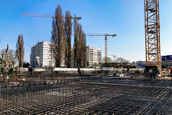 Baustelle der Wohnanlage Attemsgarten in Wien-Donaustadt mit Baustahl für die Bewehrung des UG