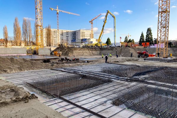 Baustelle Attemsgarten in Wien mit Kräne und Arbeiter arbeiten an Bodenplatte