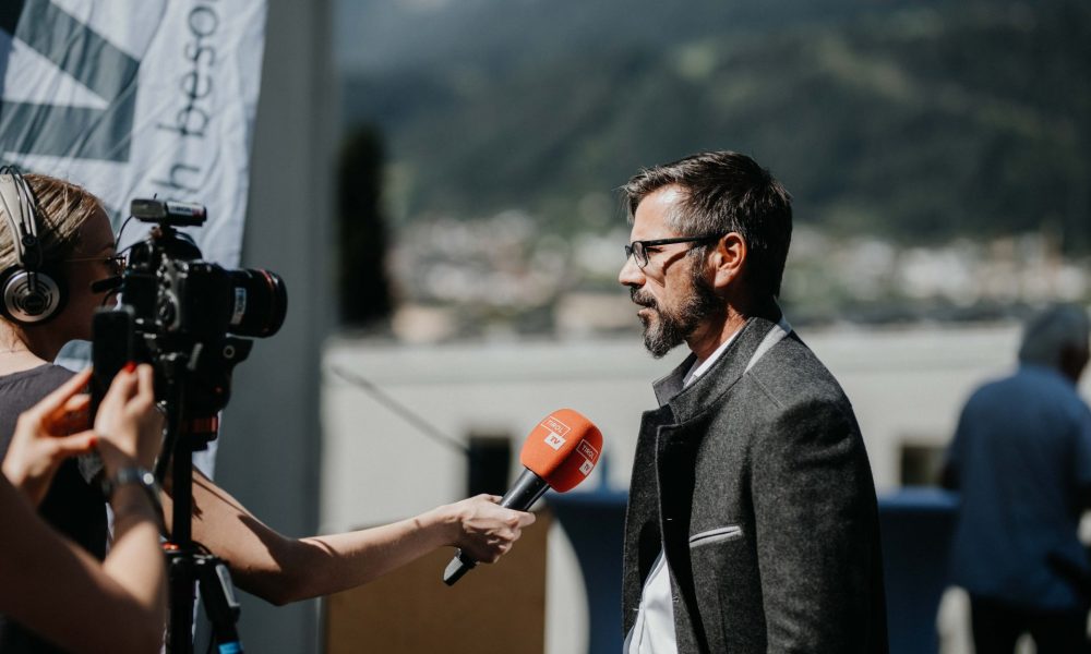 Bmst. Ing. Markus Innerhofer, Prokurist & Technische Projektleitung ZIMA Tirol, im Interview mit Fernsehteam