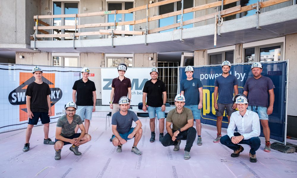 Gruppenfoto Projektbeteiligte auf der Baustelle des ZIMA Projekts Kirschblüte während der Gleichenfeier