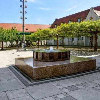 Rathausplatz Gersthofen mit Brunnen