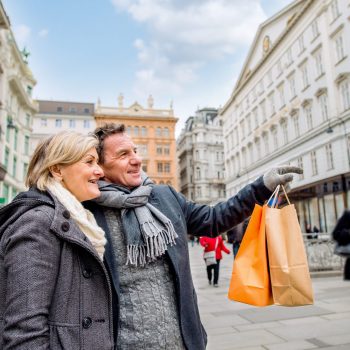 Paar beim Einkaufsbummel in der Wiener Altstadt