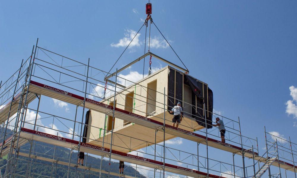 Kran hebt purelivin-Modul auf seinen Platz im Projekt Auweg in Schruns