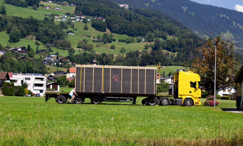 LKW bringt das nächste purelivin Modul auf die Baustelle