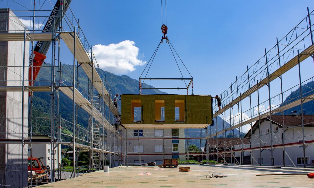 Schwebendes purelivin Modul an Kran bei Montage des Projekts Auweg in Schruns