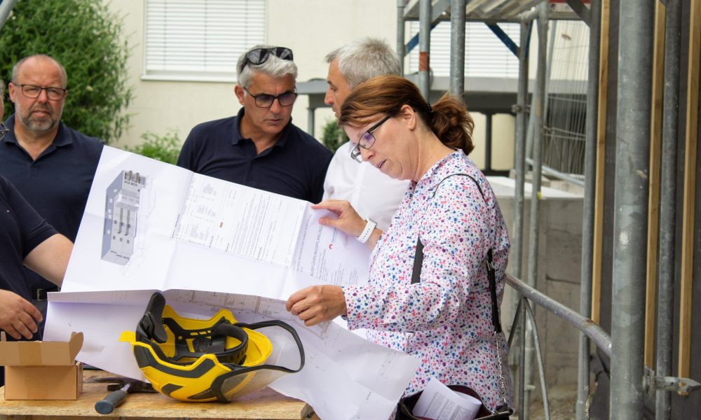 Alexandra Schalegg (Alpenländische) begutachtet die Pläne des Projekts Auweg in Schruns