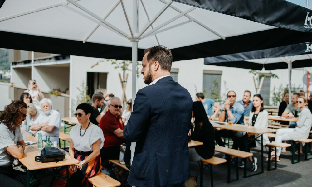 Blick über Schulter von Alexander Wolf bei seiner Rede vor Gästen des ZIMA Sommerfest in Schwaz