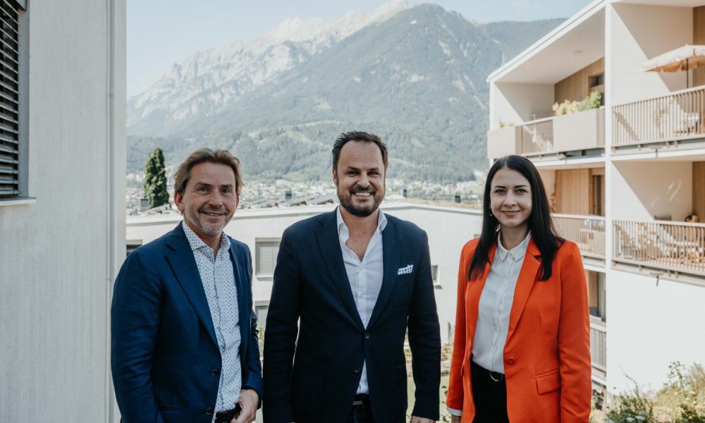 Mag. Martin Wex (VizeBgm. Stadt Schwaz & Tiroler Landtagsabgeordneter), Ing. Mag. (FH) Alexander Wolf (GF ZIMA Tirol) und Victoria Weber MSc (VizeBgm. Stadt Schwaz) beim Sommerfest bei ZIMA Projekten in Schwaz