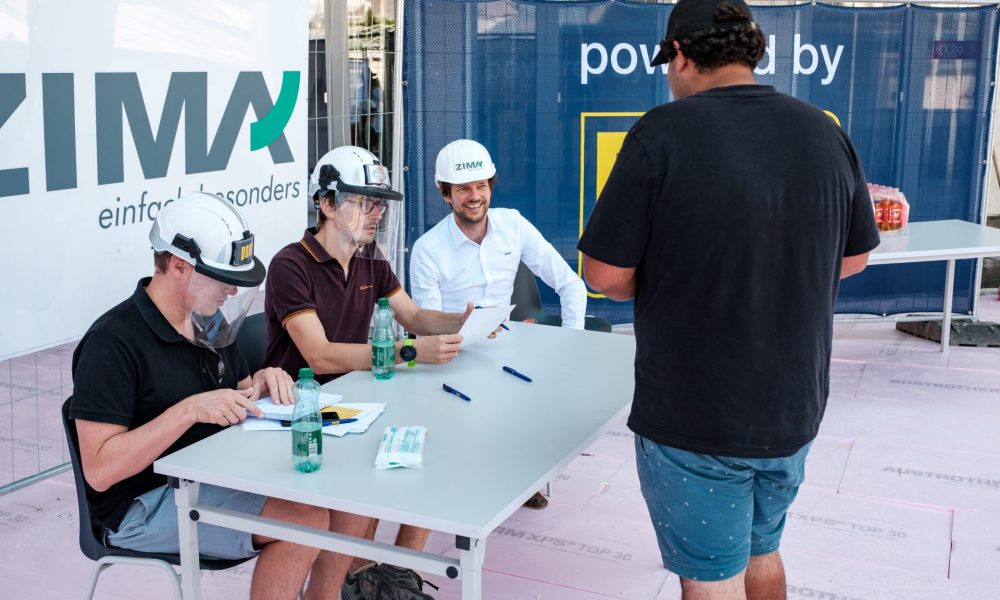 V.l.n.r.: Michael Weiss (Porr), Ing. Markus Artner (Swietelsky AG) und Mag. Thomas Thaler (ZIMA) verteilen das Dankeschön an die Bauarbeiter