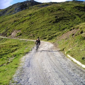 Bergstraße mit Mountainbiker