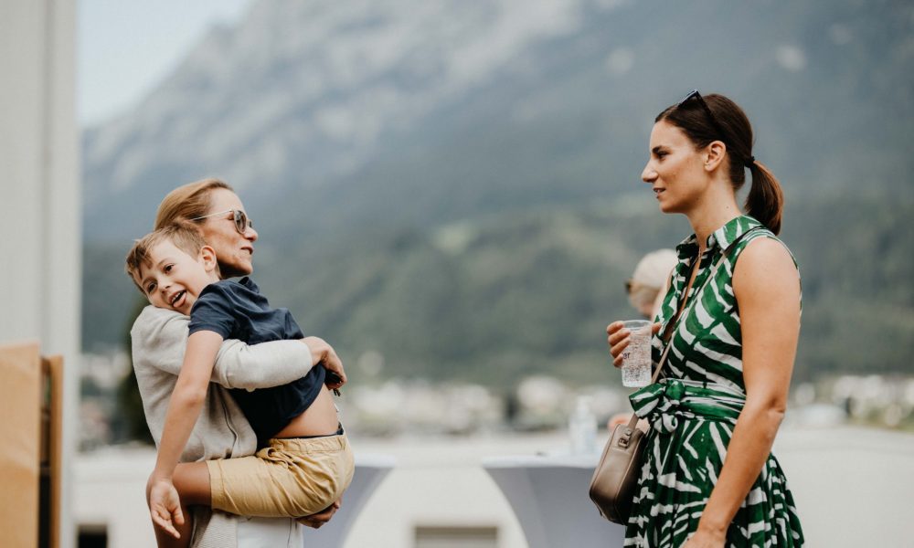 Gäste des Sommerfests im Gespräch mit Stephanie Mark, Verkauf ZIMA Tirol