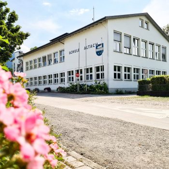 Gebäude Volksschule und Gemeindeamt im Zentrum Altachs