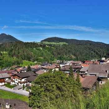 Blick über Hopfgarten im Brixental und Umgebung